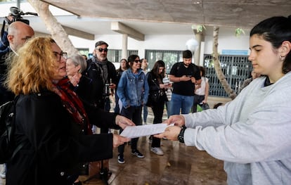 Los estudiantes de la Universitat de València entregan un manifiesto en el marco de la acampada propalestina, ante la facultad de Filosofía y Ciencias de la Educación, este jueves en Valencia. 