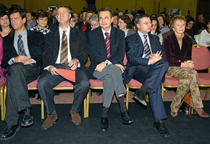 Fernández Aguilar, Caldera, Zapatero, Blanco y Fernández de la Vega, en la conferencia socialista celebrada ayer.