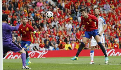 El jugador de la selección de España Gerard Piqué marca el gol de la victoria frente a la selección de la República checa, en la Eurocopa 2016.