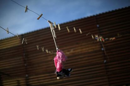 Una cuerda en la valla de la frontera entre México y Estados Unidos es usada como tendedero, a las afueras de Tijuana (Mexico).