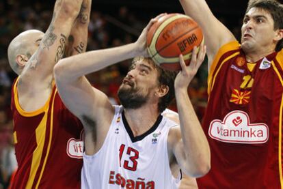 Marc Gasol busca el tiro, entre Antic y Samardziski, en las semifinales ante Macedonia.