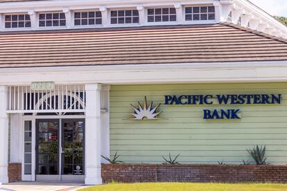 Vista general de Pacific Western Bank en Huntington Beach, California.