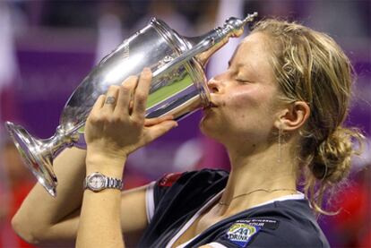 Clijsters besa el trofeo del Masters femenino tras derrotar a Wozniacki.