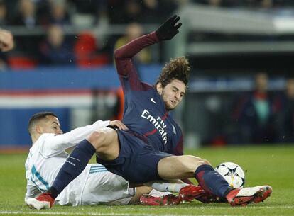 El jugador del Real Madrid, Lucas Vazquez, disputa la pelota en el suelo con  Adrien Rabiot.