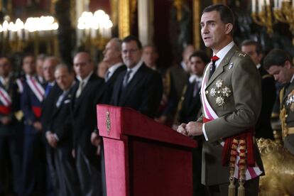 La celebración de este año, en el Palacio Real, ha tenido un componente simbólico, ya que después de haber impuesto una veintena de condecoraciones, Felipe VI ha recibido una bengala de capitán general (bastón de mando) de manos del jefe del Estado Mayor de la Defensa, vicealmirante Juan Ruiz Casas.