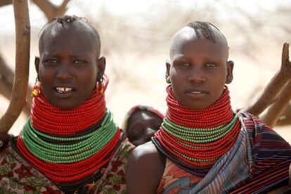 Niñas turkana en Lokichar. Los turkana han mantenido la mayoría de sus tradiciones culturales únicas debido a las décadas que han vivido aislados del resto del mundo.