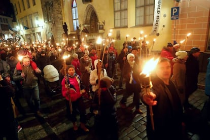 Simpatizantes de EKRE, durante la 'noche de las antorchas' en Tallin el 24 de febrero de 2019.