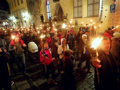 Simpatizantes de EKRE, durante la 'noche de las antorchas' en Tallin el 24 de febrero de 2019.