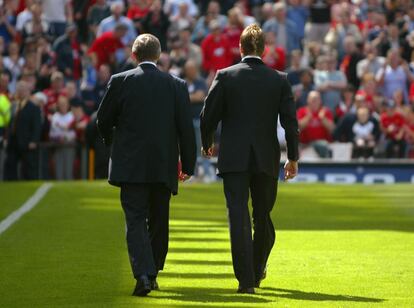 David Beckham (derecha) pasea con el técnico del Manchester United antes del comienzo del partido de la Premier League ante el Charlton Athletic (11 de mayo de 2002). El jugador británico debutó en con el United en 1995 a las órdenes de Ferguson y permaneció en él hasta el 2003.