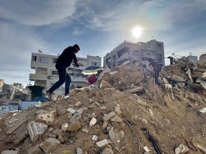 Mahmud (nombre ficticio), periodista palestino, trabaja entre las ruinas del norte de Gaza, en abril de 2025, en una imagen cedida.