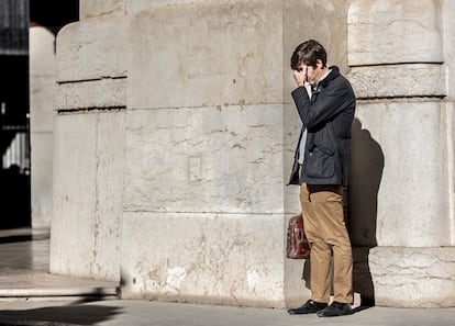 Un hombre en la calle, en el centro de Valencia.