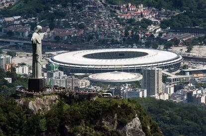 Vista a&eacute;rea de la estatua del Cristo del Corcovado y el Estadio Maracan&aacute; de Rio de Janeiro (Brasil) que albergar&aacute; el Mundial de Brasil 2014. Hoy se ha sido presentado en la ciudad brasile&ntilde;a &#039;Brazuca&#039;, el bal&oacute;n oficial del campeonato.
 