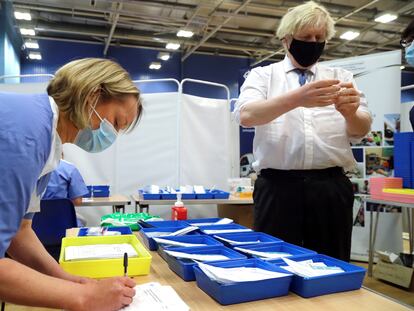 El primer ministro británico, Boris Johnson, visita un centro de vacunación contra la covid en Cwmbran (Galés), este miércoles.