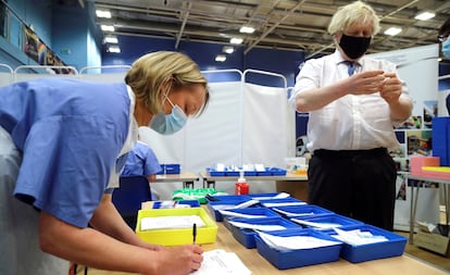 El primer ministro británico, Boris Johnson, visita un centro de vacunación contra la covid en Cwmbran (Galés), este miércoles.
