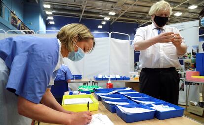 El primer ministro británico, Boris Johnson, visita un centro de vacunación contra la covid en Cwmbran (Galés), este miércoles.