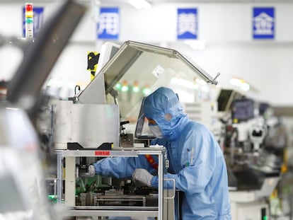 Un empleado trabaja en la fábrica de semiconductores Renesas, en Pekín, el pasado mayo.