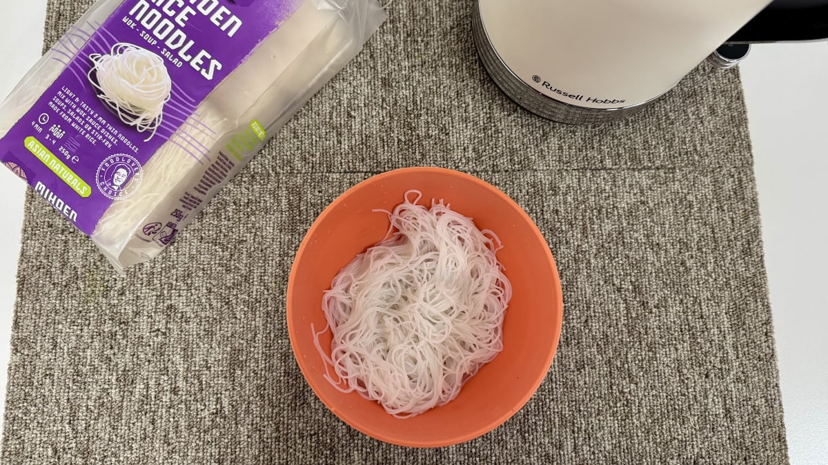 Noodles de arroz hechos con el hervidor eléctrico de Russell Hobbs, modelo Hanley.