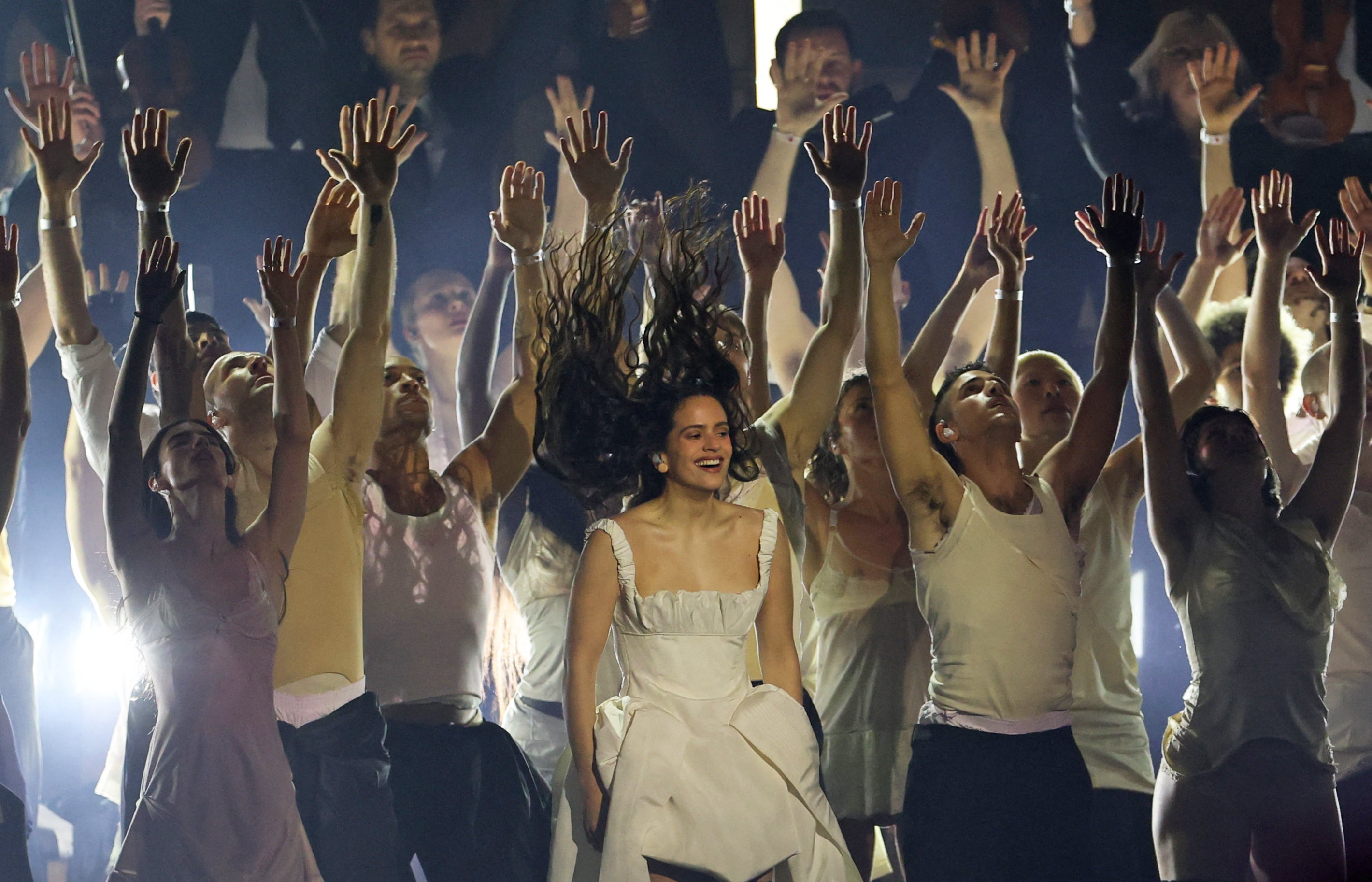 Rosalía gana el premio BRIT Internacional y canta ‘Berghain’ junto a Björk: “Sigamos celebrando la música diferente, los idiomas diferentes”