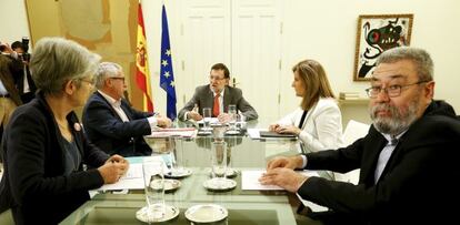 De izquierda a derecha, Bernadette Segol, Ignacio Fern&aacute;ndez Toxo, Mariano Rajoy, F&aacute;tima B&aacute;&ntilde;ez y C&aacute;ndido M&eacute;ndez, durante su reuni&oacute;n en Moncloa