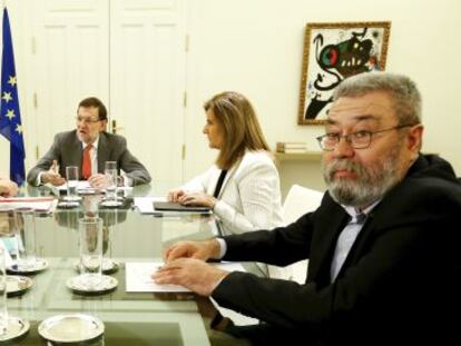 De izquierda a derecha, Bernadette Segol, Ignacio Fern&aacute;ndez Toxo, Mariano Rajoy, F&aacute;tima B&aacute;&ntilde;ez y C&aacute;ndido M&eacute;ndez, durante su reuni&oacute;n en Moncloa