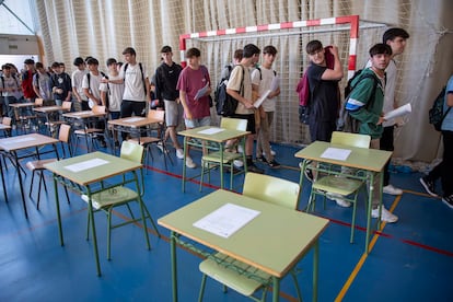 Estudiantes de Logroño acceden al recinto donde tienen que realizar el primer examen de la EBAU.