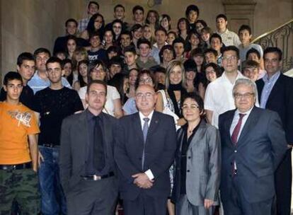 Los equipos de los centros finalistas (Goya, Salvador y Mestral) junto al consejero de Cultura y Medios de Comunicación, Joan Manuel Tresserras, el director adjunto de EL PAÍS, Enric Hernàndez, y la directora general de Innovación y Cooperación, Cristina Coll; junto a ella, el gerente del diario, Jeroni Roca.