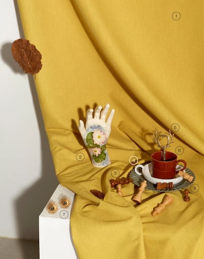 <b><p>Surrealismo en casa</b></p>1. Tela amarilla de terciopelo de Gastón y Daniela (atrezo). 2. Macetero realizado a molde en loza y pintado a mano de María Monasterio (35 euros). 3. Fichas de madera de ajedrez de Cuarto de Juegos (42,50 euros). 4. Cuenco blanco de porcelana de Despacio (16 euros). 5. Abrebotellas dorado con cabeza de ciervo de Hema (4 euros). 6. Taza de té de Zara Home (9,99 euros). 7. Pendientes dorados de Why Not (50 euros). 8. Plato de postre con borde perforado de Zara Home (9.99 euros).