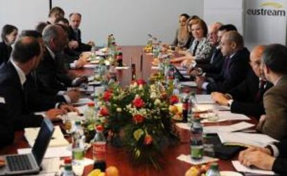 El ministro de Energía de Ucrania, Yuri Prodan (d) y el equipo del ministro de Economía de Eslovaquia,Tomas Malatinsky, se sientan en la misma mesa durante un encuentro en la estación de oleoductos de la compañía Eurostream en la ciudad eslovaca del este Velke Kapusany, cerca de la frontera con Ucrania, Eslovaquia, hoy, martes 15 de abril del 2014.