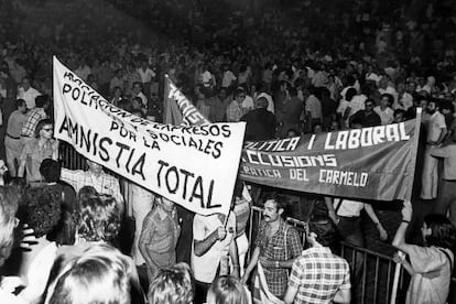 Pancartes per reivindicar l&rsquo;amnistia durant un m&iacute;ting de l&rsquo;Assemblea de Catalunya el juliol de 1976.