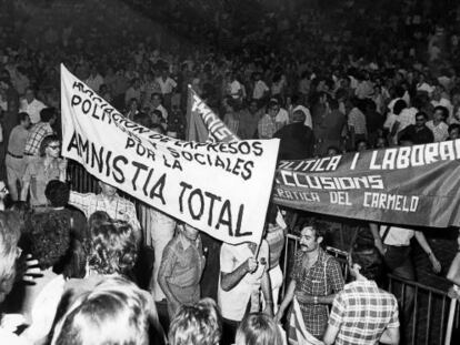 Pancartes per reivindicar l&rsquo;amnistia durant un m&iacute;ting de l&rsquo;Assemblea de Catalunya el juliol de 1976.