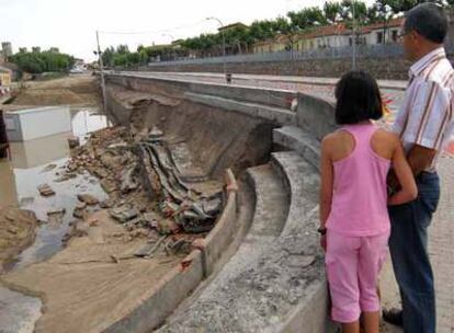 La grada del antiguo campo de fútbol de Coca (Segovia) destruida por la tormenta.