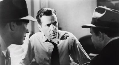 Humphrey Bogart en una escena de la película El halcón maltés (1941), basada en la novela de Dahsiell Hammett.