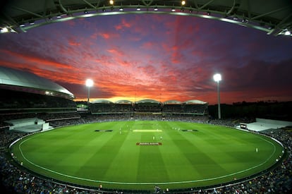 Atardecer en el estadio de críquet Adelaida Oval, en el sur de Australia, antes de comenzar el partido.
