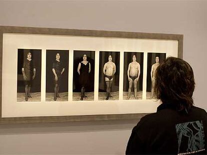 Una visitante ante la serie de fotografias <i>Violeta la burra</i> (1994), de Humberto Rivas,.