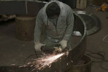 Un trabajador metalúrgico en plena tarea.