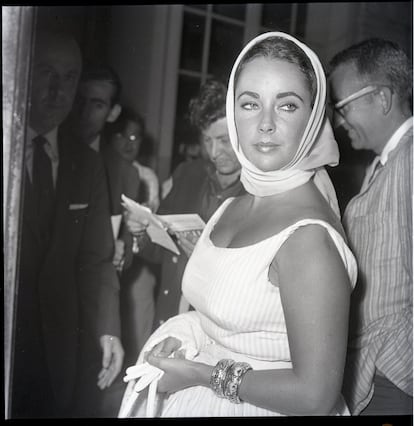 Liz Taylor y su emblemático pañuelo. La foto fue tomada en 1960 en el famoso Excelsior Hotel de Roma, un lugar emblemático en la dolce vita. Elizabeth Taylor aparece junto al cantante estadounidense Eddie Fisher, su entonces esposo, con un estilo clásico y elegante y un pañuelo en la cabeza como toque definitivo a su glamour. (Archivio Cicconi/Getty Images)