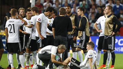 Schweinsteiger recibe atenci&oacute;n m&eacute;dica antes de los penaltis ante Italia. 