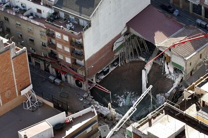 Barcelona, 27 de enero. Socavón abierto en el paseo de Calafell del barrio del Carmel, en Horta-Guinardó, por el hundimiento producido por las obras del metro de la ciudad, lo que supone el desalojo de 864 personas de sus viviendas.