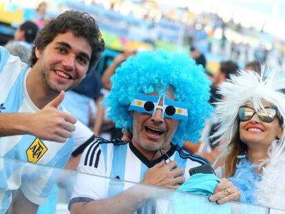 Torcedores argentinos apoiam sua sele&ccedil;&atilde;o durante o jogo contra a Su&iacute;&ccedil;a.