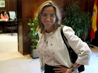 La ministra de Defensa, junto a su despacho en la sede de su departamento.