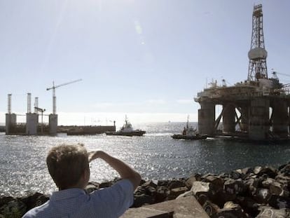 La plataforma GSF Arctic I pasa junto al parque marítimo César Manrique.