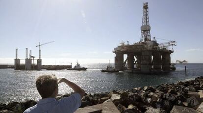 The GSF Arctic I platform travels past the Parque Marítimo César Manrique entertainment complex in Tenerife.