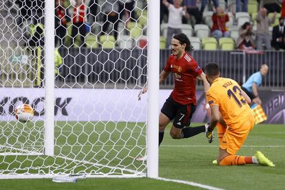 Cavani del Manchester celebra después de anotar el primer gol de su equipo.
