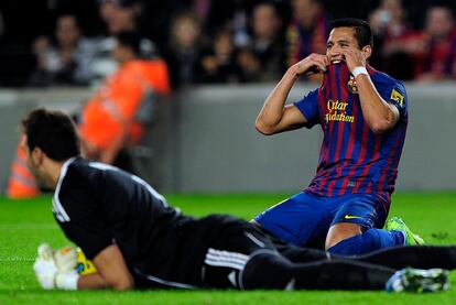 Alexis Sánchez se lamenta, mordiéndose la camiseta, tras fallar una ocasión.
