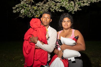 Jhonarti y Yanmari Pacheco, de 22 y 18 años, con su hijo, de un año, a su llegada a Washington tras siete meses de viaje desde Venezuela. 