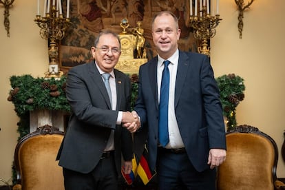 El vicecanciller de Colombia (i), Jorge Rojas, junto con el alto comisionado del Gobierno Federal de Alemania para Asuntos de Migración, Joachim Stamp, durante su reunión en Bogotá, este miércoles.