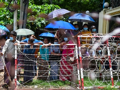 Familiares de presos aguardan en el exterior de la prisón de Insein para la puesta en libertad de sus seres queridos