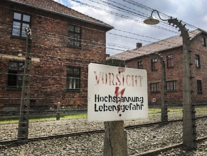 Cerca de arame farpado no antigo campo de concentração e extermínio nazista de Auschwitz