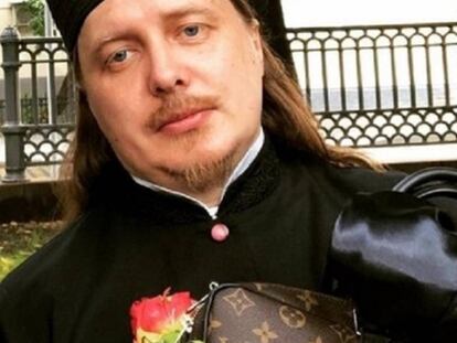 El arcipreste de Tver, Vyacheslav Baskakov, con un bolso de Louis Vuitton, en una imagen de su Instagram.