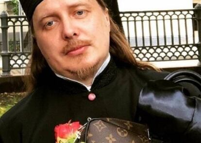 El arcipreste de Tver, Vyacheslav Baskakov, con un bolso de Louis Vuitton, en una imagen de su Instagram.